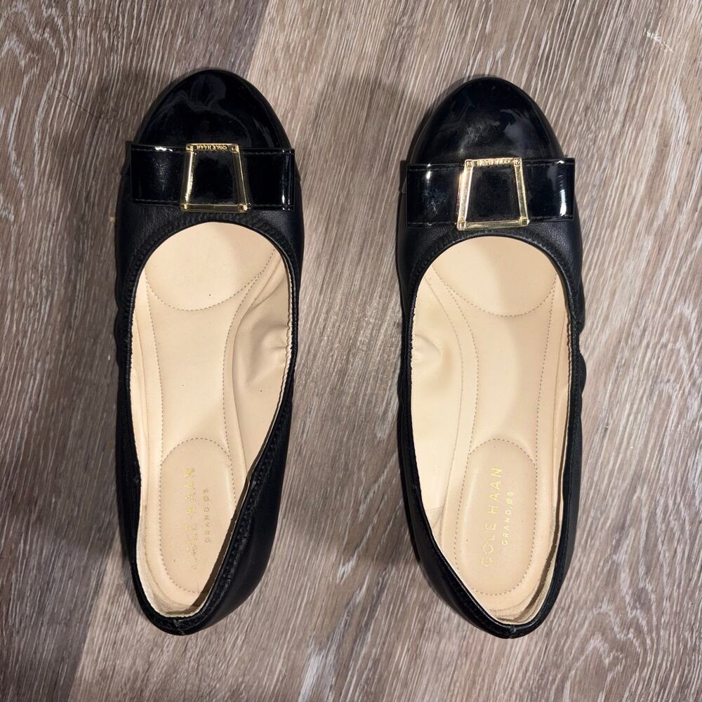 Cole Haan Women’s Emory Bow Wedge Pumps Black Leather Patent Cap Toe Size 6:5B - Picture 2 of 3